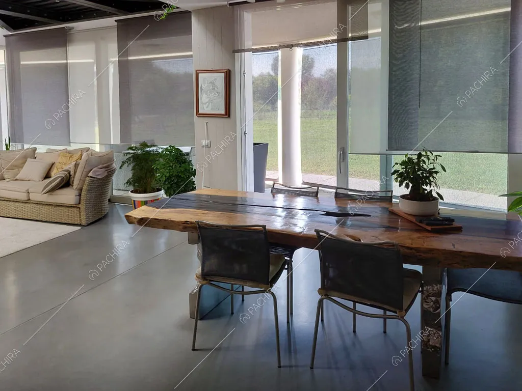 Vetrate nella zona living della villa Luzon, location in stile moderno a Padova