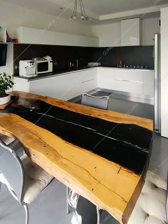 Cucina a parete con fornelli a gas della villa Luzon, location in stile moderno a Padova