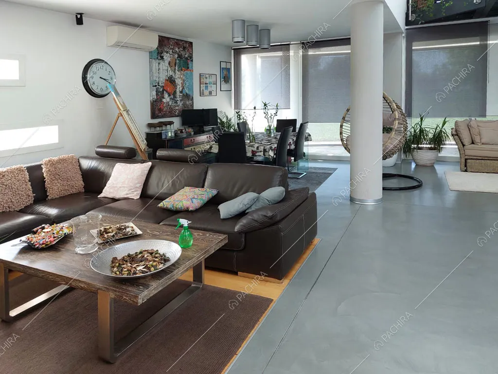 Zona living con pareti bianche della villa Luzon, location in stile moderno a Padova