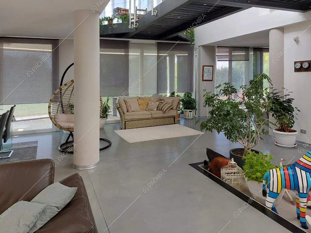 Pavimento in cemento lisciato nella zona living della villa Luzon, location in stile moderno a Padova