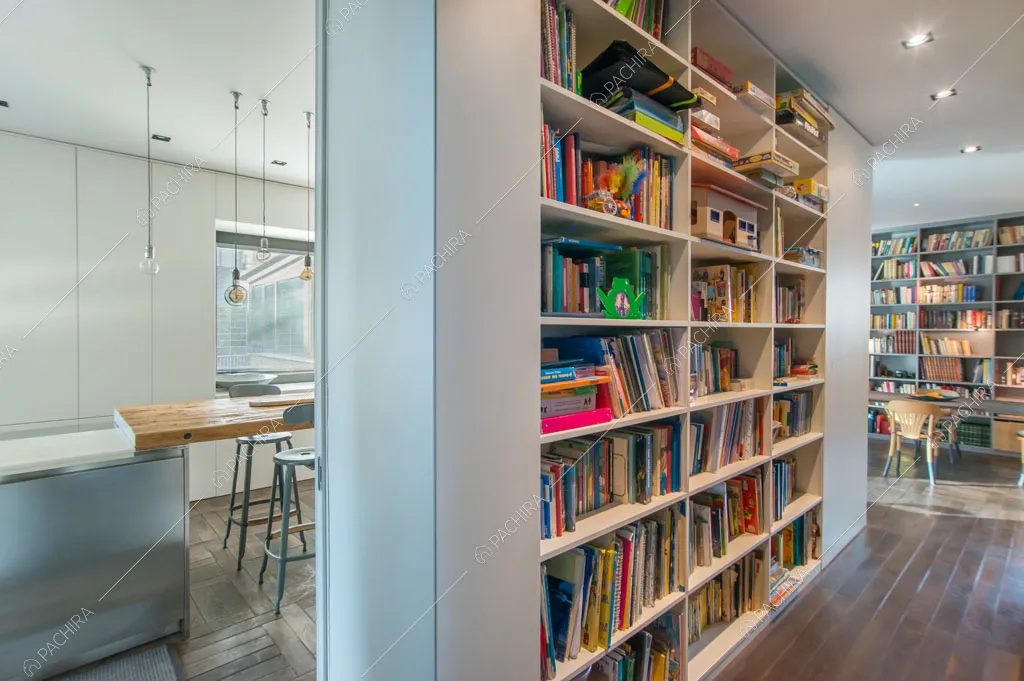 Librerie e cucina a vista dell'attico Karite, location in stile contemporaneo a Roma