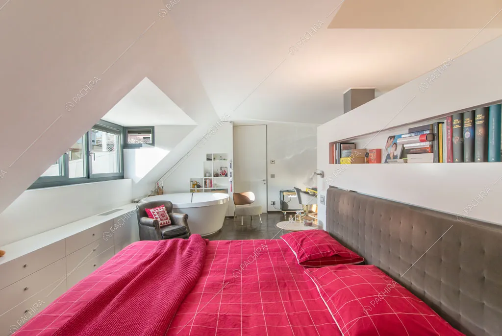 Letto matrimoniale nella camera con vasca dell'attico Karite, location in stile contemporaneo a Roma