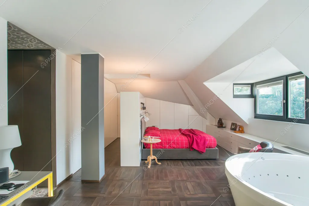 Camera da letto matrimoniale con vasca nell'attico Karite, location in stile contemporaneo a Roma
