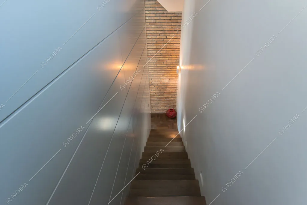 Scale dell'attico Karite, location in stile contemporaneo a Roma