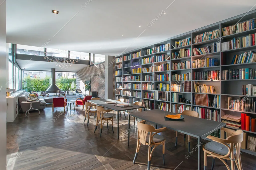Libreria nella zona living dell'attico Karite, location in stile contemporaneo a Roma