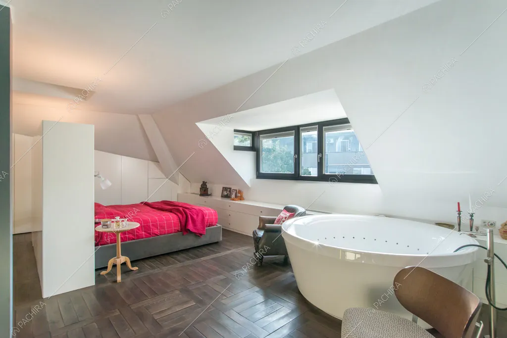 Pavimento in parquet nella camera da letto dell'attico Karite, location in stile contemporaneo a Roma