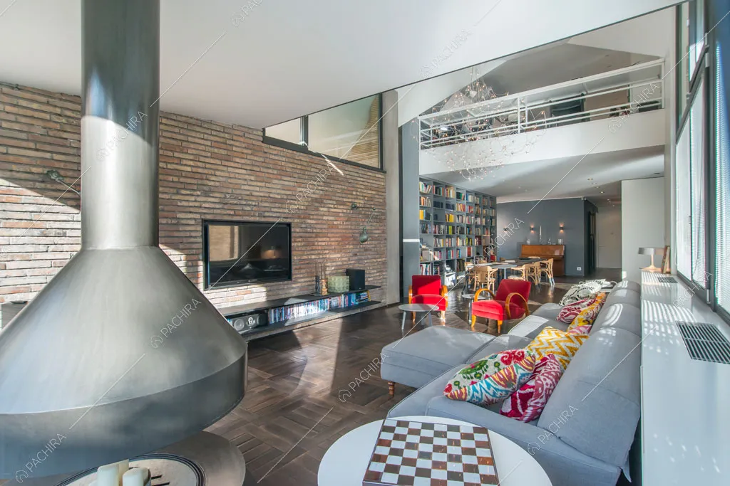 Zona living con camino dell'attico Karite, location in stile contemporaneo a Roma