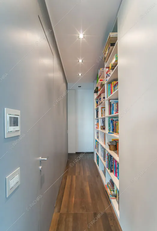 Corridoio con libreria dell'attico Karite, location in stile contemporaneo a Roma