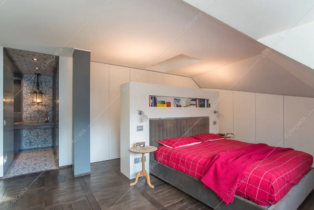 Luminosa camera da letto dell'attico Karite, location in stile contemporaneo a Roma