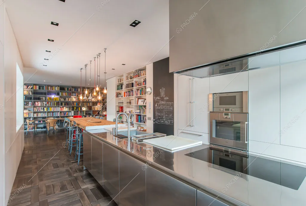 Lunga cucina con fornelli a induzione dell'attico Karite, location in stile contemporaneo a Roma