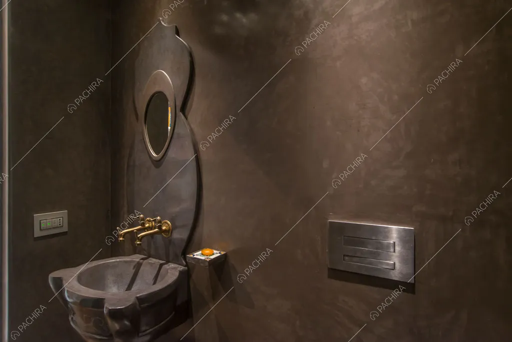 Bagno con pareti nere dell'attico Karite, location in stile contemporaneo a Roma