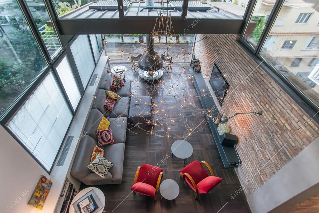 Vista dall'alto sulla zona living dell'attico Karite, location in stile contemporaneo a Roma