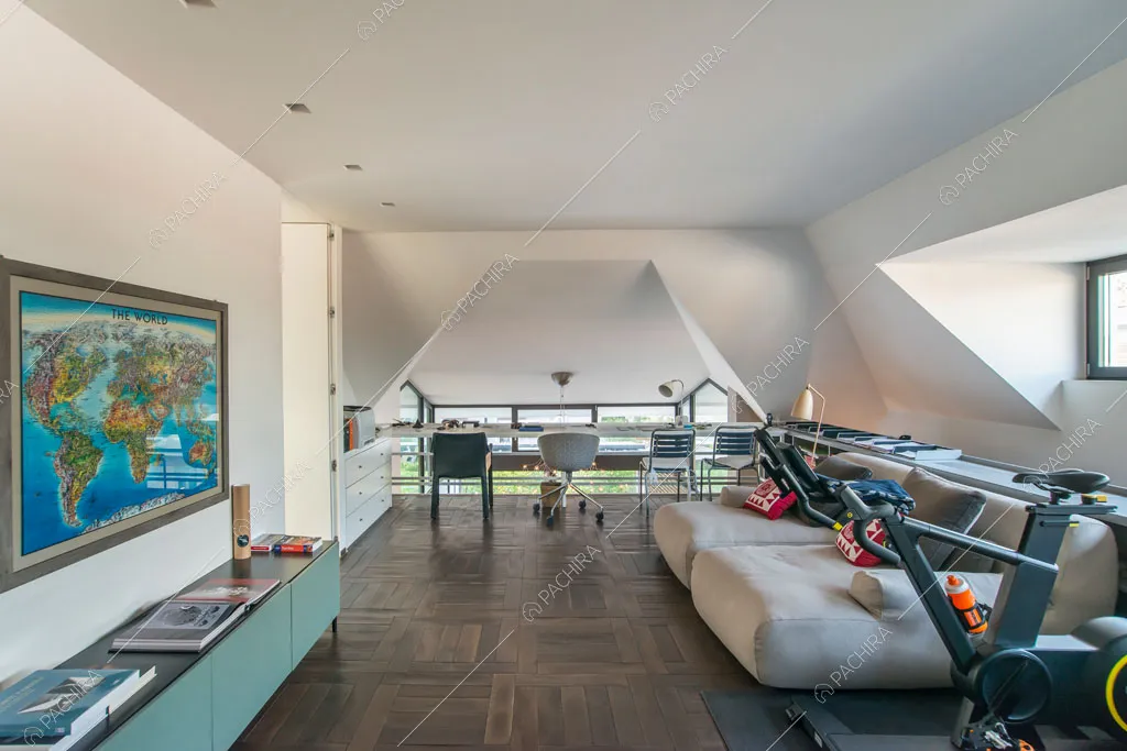 Sala con pareti bianche dell'attico Karite, location in stile contemporaneo a Roma