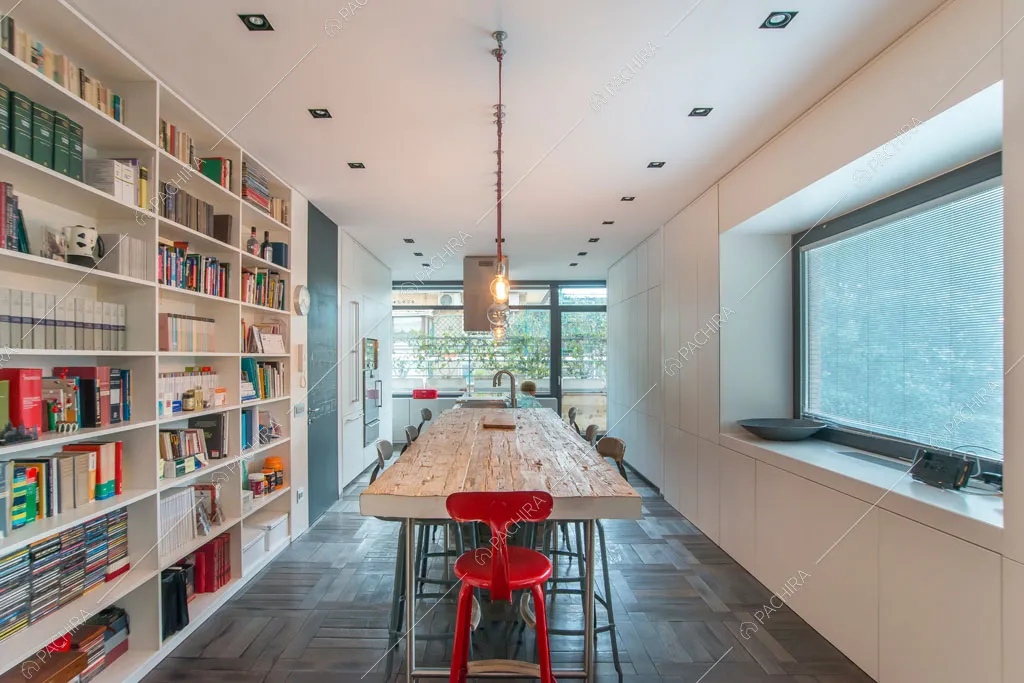 Sala da pranzo e vista sulla cucina dell'attico Karite, location in stile contemporaneo a Roma