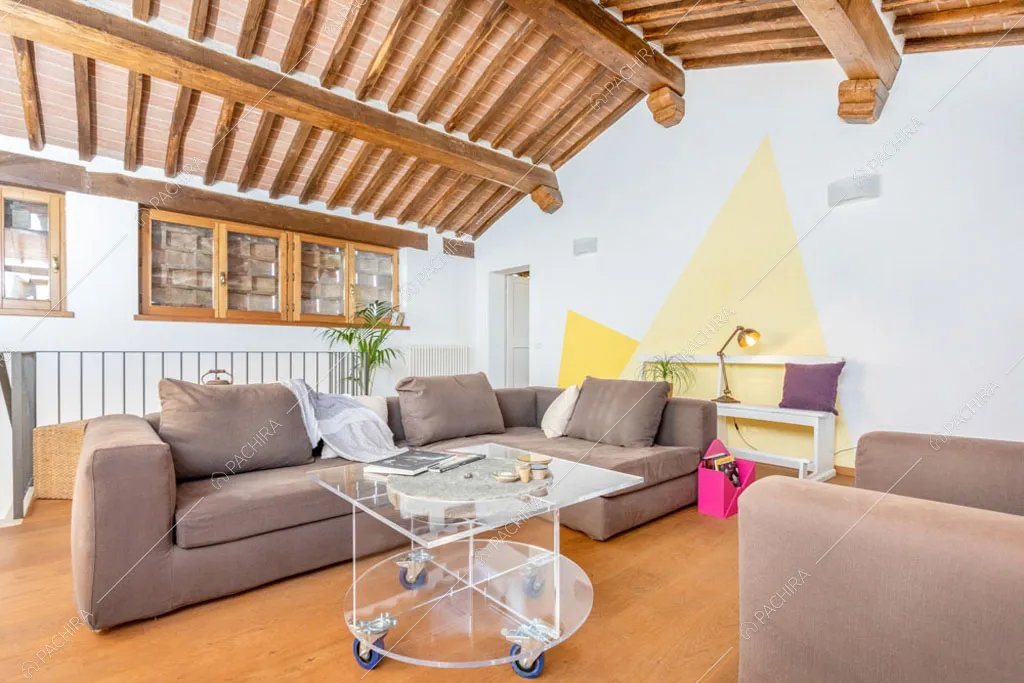 Sala con pavimento in parquet della villa Bardenas, location in stile rustico a Siena