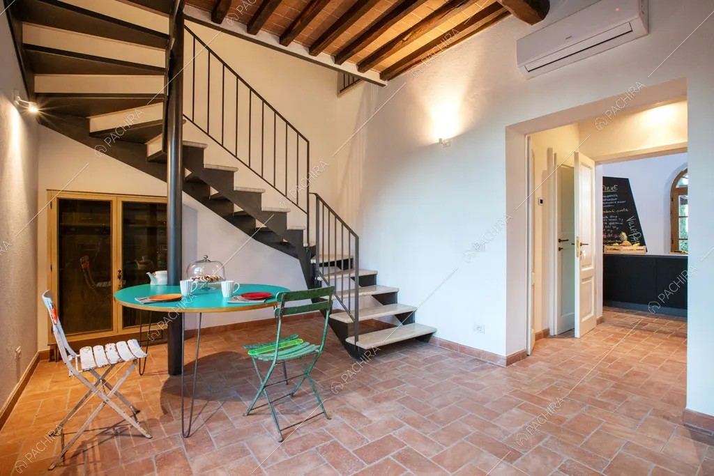 Scale in metallo della villa Bardenas, location in stile rustico a Siena