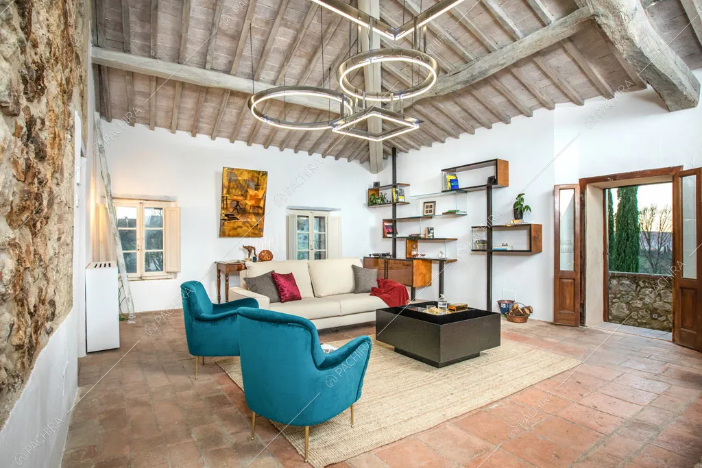 Sala con pavimento in cotto della villa Bardenas, location in stile rustico a Siena