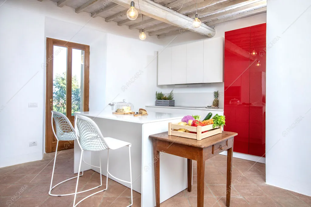 Cucina a isola con fornelli a induzione della villa Bardenas, location in stile rustico a Siena
