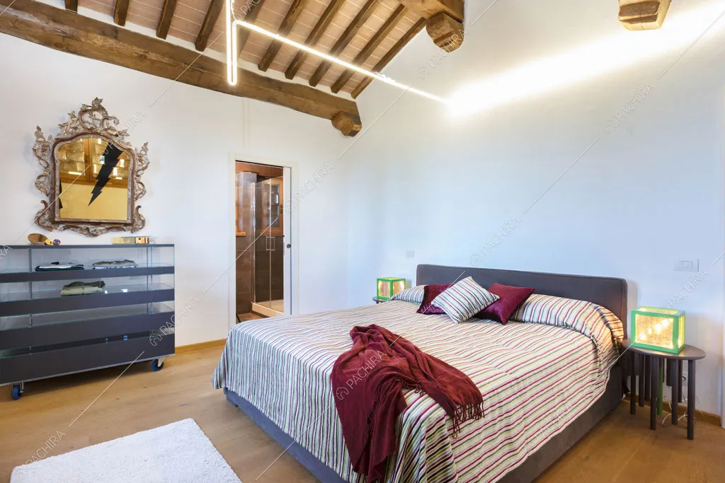 Pavimento in parquet nella camera da letto matrimoniale della villa Bardenas, location in stile rustico a Siena