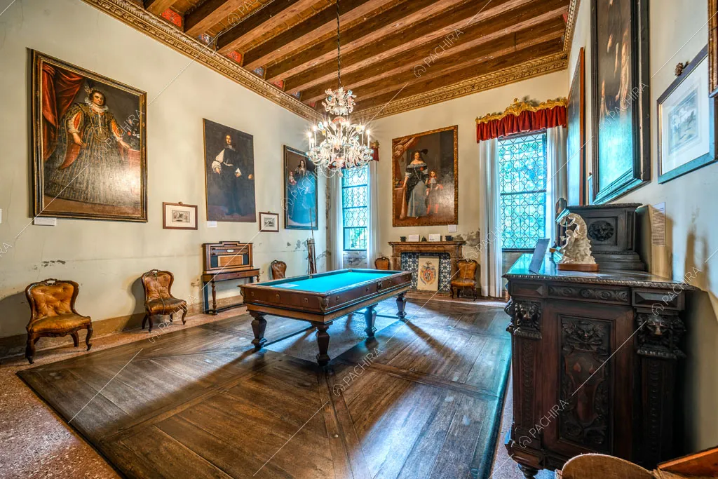 Sala con soffitto a cassettoni e biliardo della dimora storica Visayan, location in stile classico a Vicenza