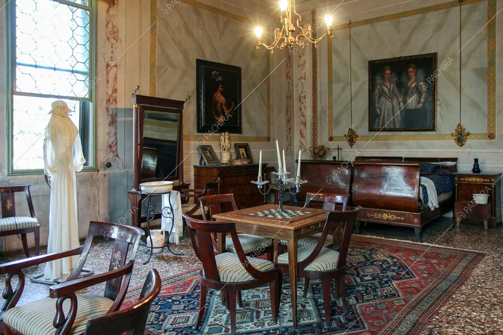 Camera da letto con vetrate della dimora storica Visayan, location in stile classico a Vicenza