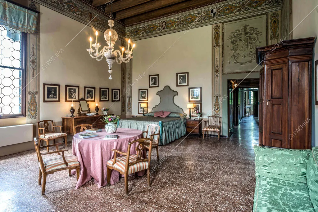 Camera da letto matrimoniale con soffitto a cassettoni della dimora storica Visayan, location in stile classico a Vicenza