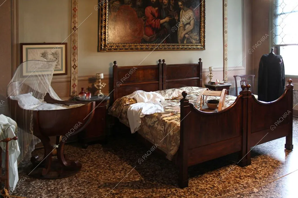 Camera da letto matrimoniale con vetrate della dimora storica Visayan, location in stile classico a Vicenza