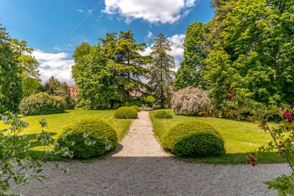 Parco con vialetto della dimora storica Visayan, location in stile classico a Vicenza
