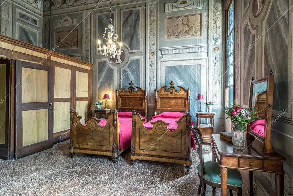 Boiserie sulle pareti della camera da letto della dimora storica Visayan, location in stile classico a Vicenza