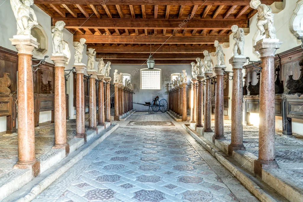 Corridoio con colonne e soffitto a cassettoni della dimora storica Visayan, location in stile classico a Vicenza