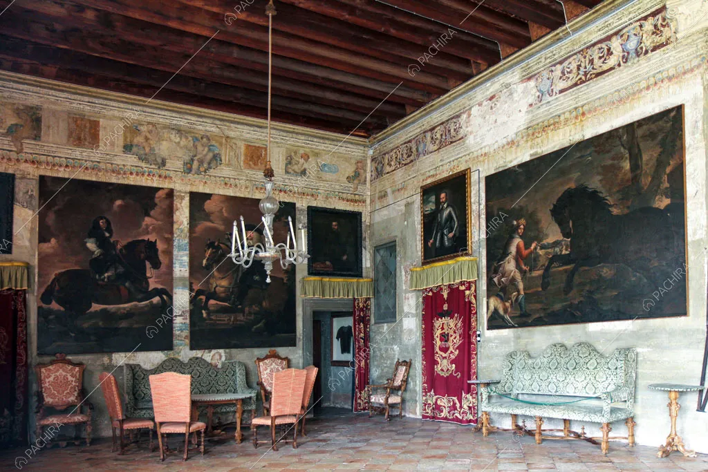 Salone con soffitto a cassettoni della dimora storica Visayan, location in stile classico a Vicenza