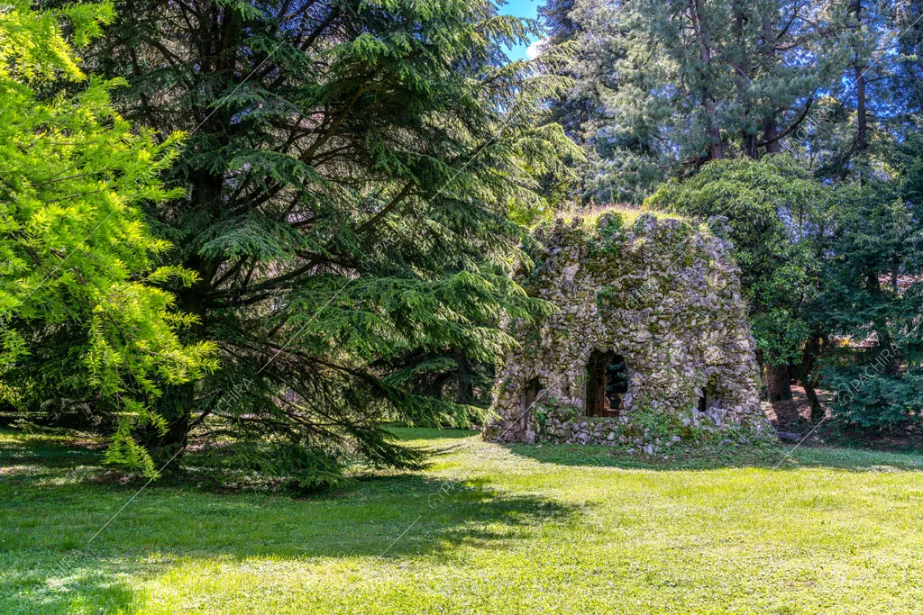 Parco con alberi sempreverdi della dimora storica Visayan, location in stile classico a Vicenza
