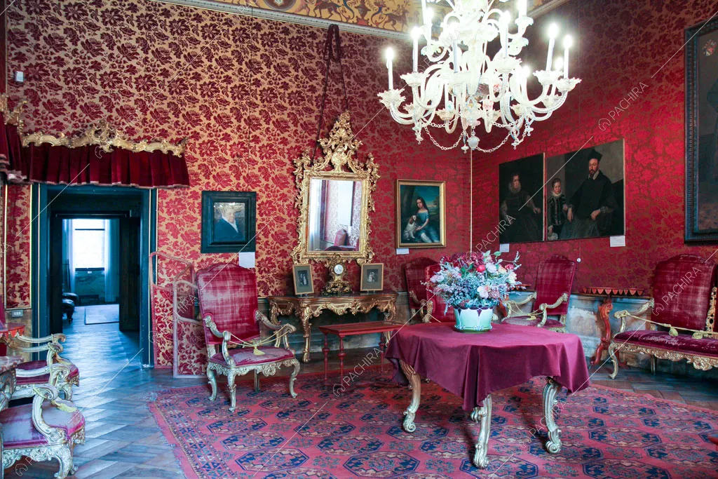 Arazzi dalle nuances rosse sulle pareti della sala della dimora storica Visayan, location in stile classico a Vicenza