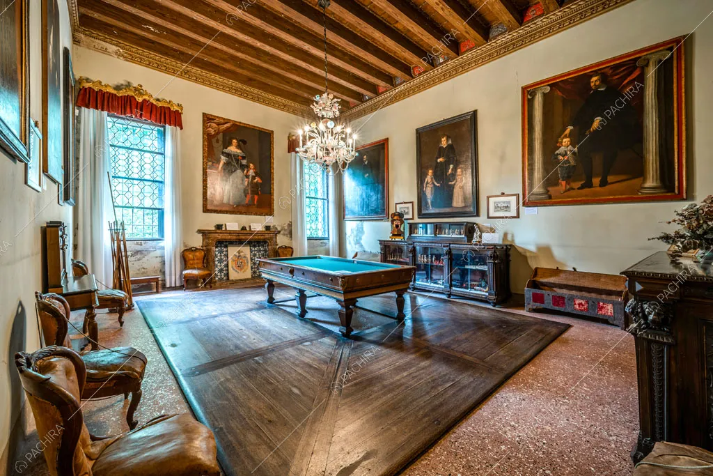 Ampia sala con mobili antichi della dimora storica Visayan, location in stile classico a Vicenza