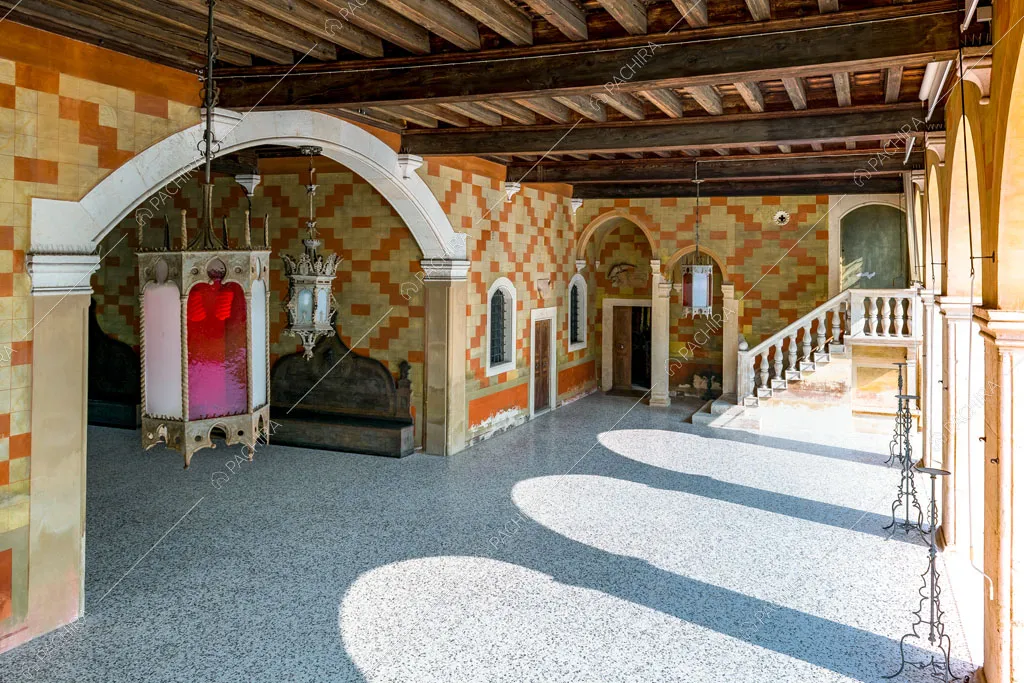 Salone con soffitto a cassettoni della dimora storica Visayan, location in stile classico a Vicenza