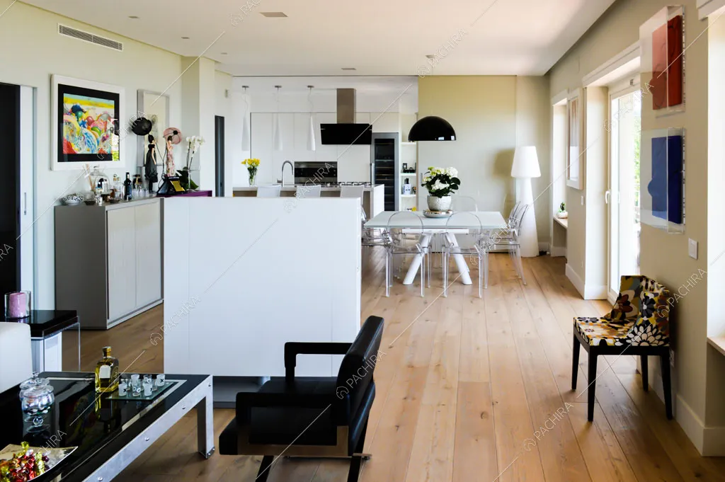 Pavimento in parquet nella zona living dell'appartamento Katpana, location in stile moderno a Napoli