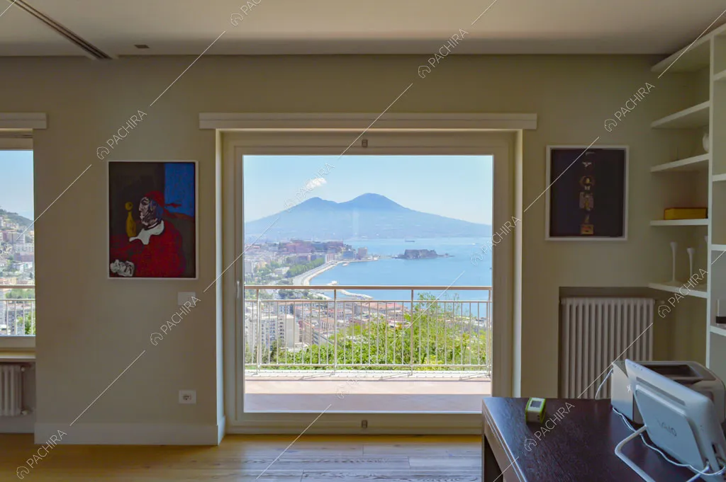 Vista sulla città dall'appartamento Katpana, location in stile moderno a Napoli