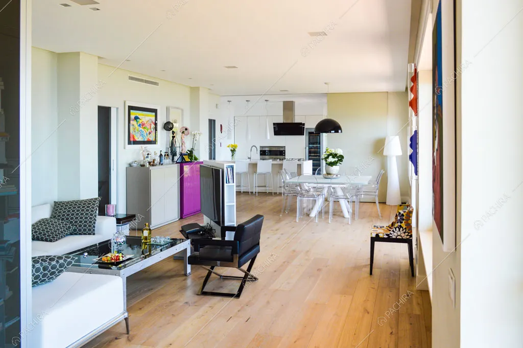 Zona living con cucina a vista dell'appartamento Katpana, location in stile moderno a Napoli