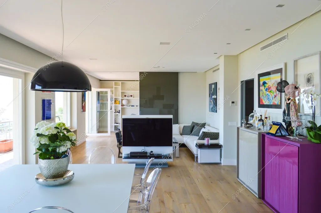 Sala con grandi vetrate dell'appartamento Katpana, location in stile moderno a Napoli