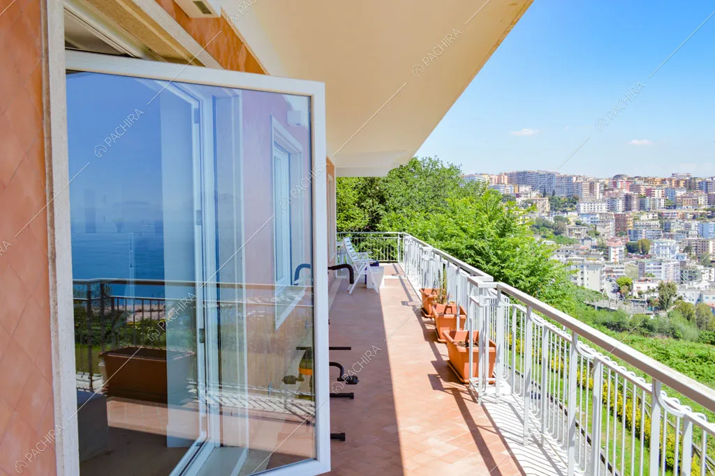 Terrazza dell'appartamento Katpana, location in stile moderno a Napoli