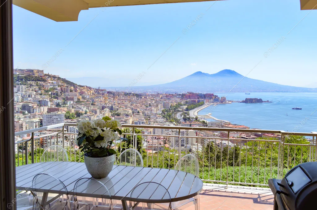 Vista sulla città dalla terrazza dell'appartamento Katpana, location in stile moderno a Napoli