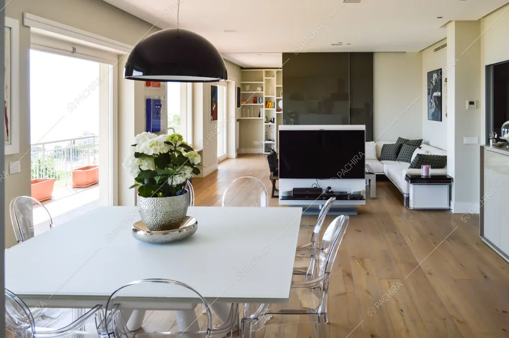 Tavolo da pranzo nella sala dell'appartamento Katpana, location in stile moderno a Napoli