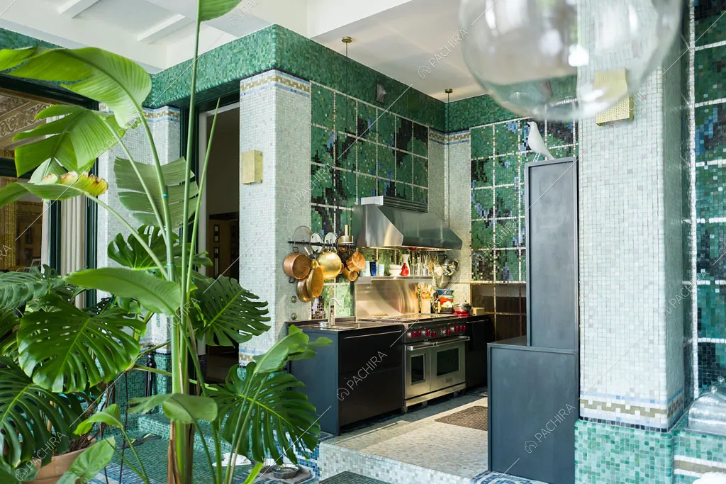 Cucina a parete a vista con fornelli a induzione dell'appartamento Argentino, location in stile classico a Trieste