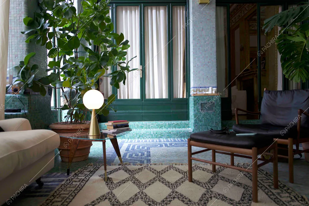 Salotto con poltrona di design dell'appartamento Argentino, location in stile classico a Trieste