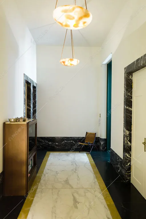 Corridoio con pavimento in marmo dell'appartamento Argentino, location in stile classico a Trieste