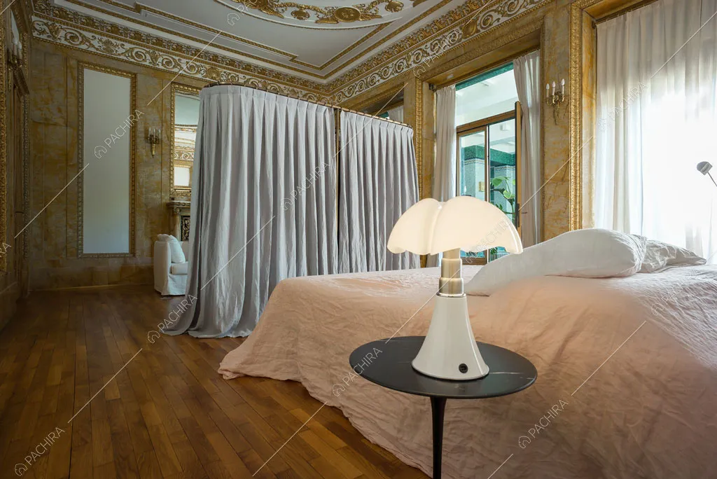 Boiserie sul soffitto della camera da letto matrimoniale dell'appartamento Argentino, location in stile classico a Trieste
