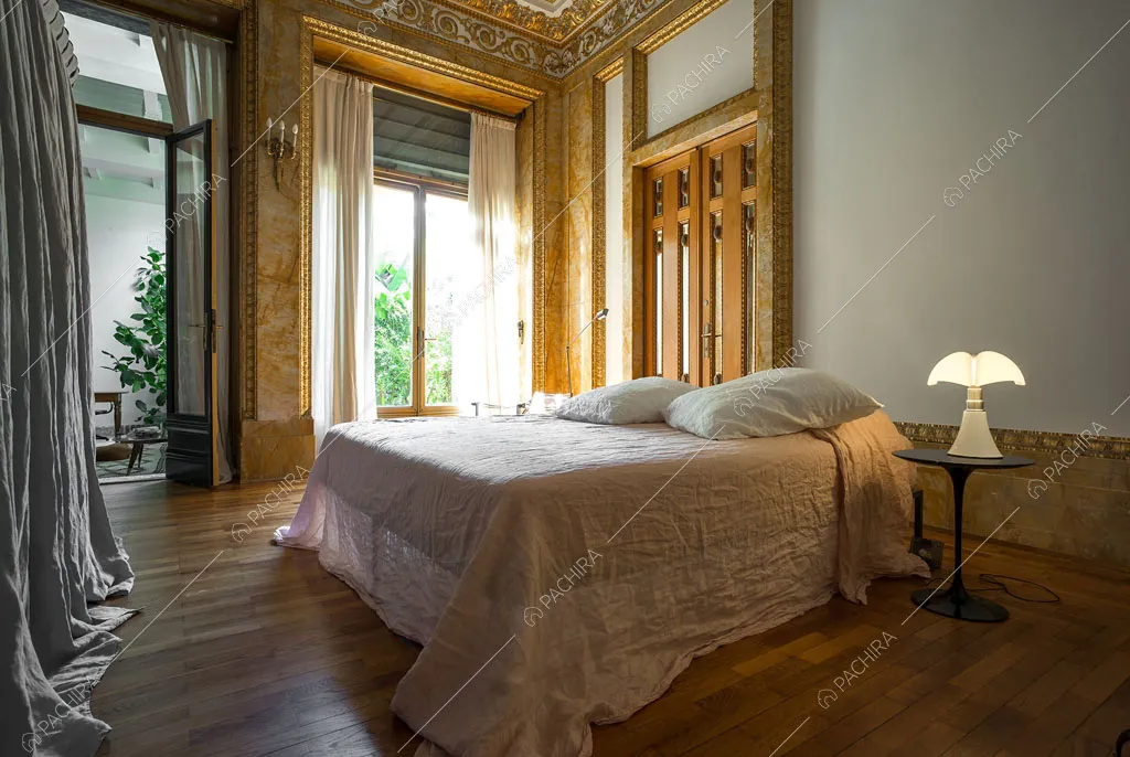 Camera da letto matrimoniale con pavimento in parquet dell'appartamento Argentino, location in stile classico a Trieste