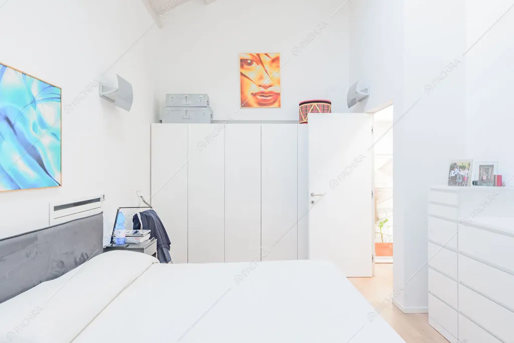 Camera da letto matrimoniale total white del loft Crisopazio, location in stile contemporaneo a Milano