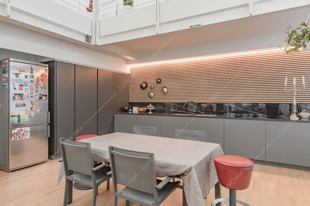 Cucina a parete del loft Crisopazio, location in stile contemporaneo a Milano