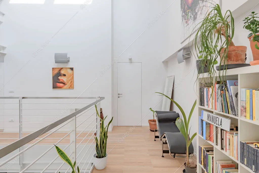 Soppalco con pavimento in parquet nel loft Crisopazio, location in stile contemporaneo a Milano